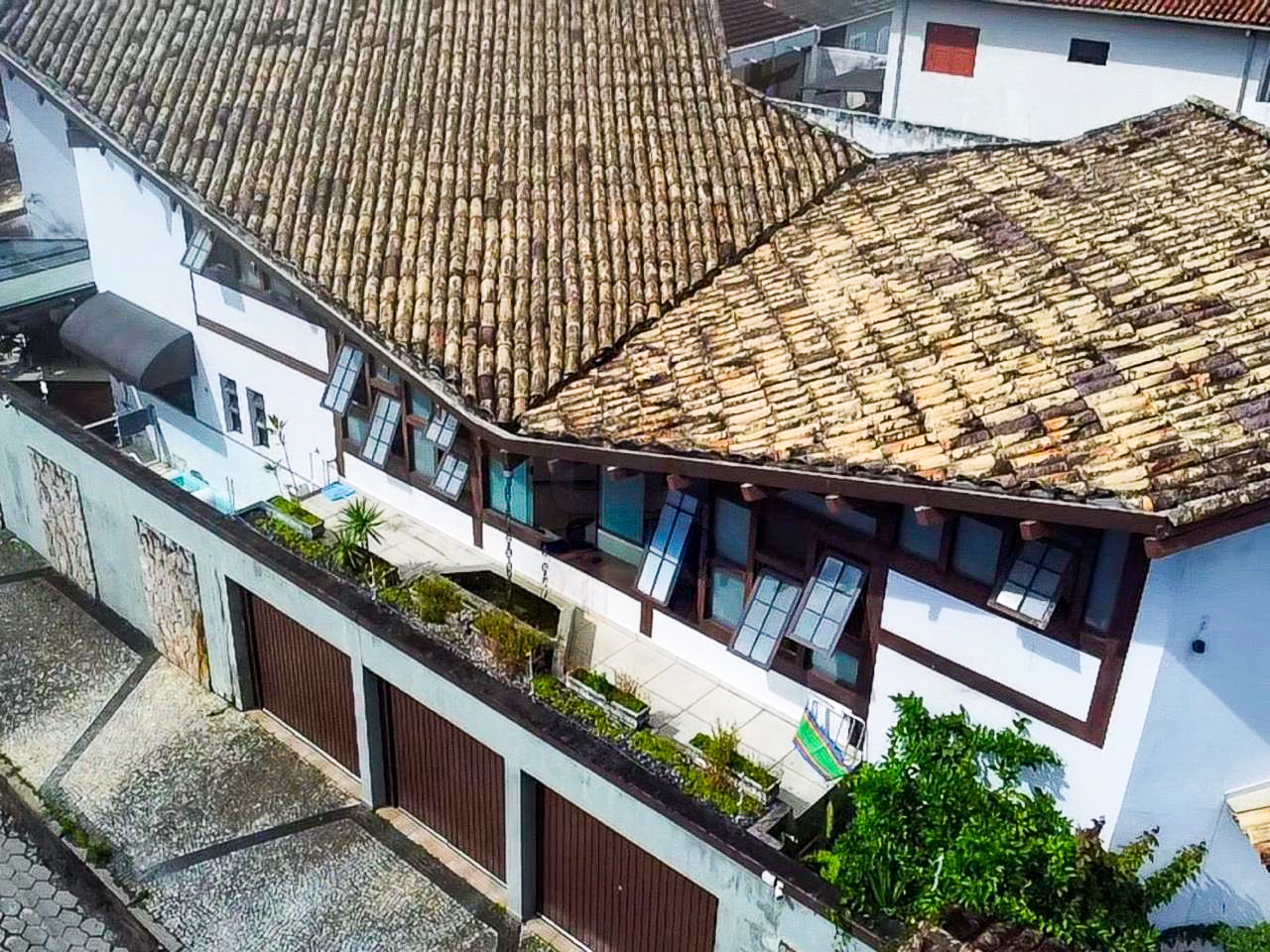 Casa de Alto Padrão com 3 Suítes e Piscina no Jardim Primavera em Caraguatatuba