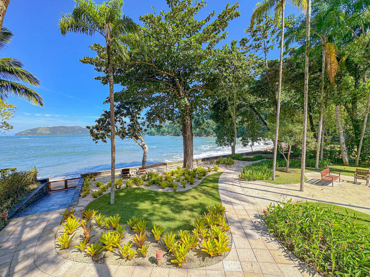 Mansão de Luxo Cinematográfica Pé na areia a venda na Domingas Dias – Ubatuba/SP