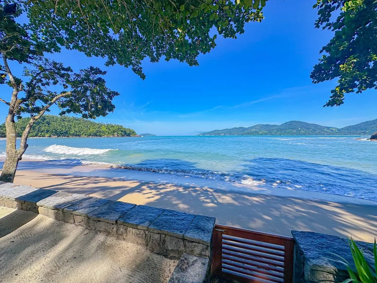 Mansão de Luxo Cinematográfica Pé na areia a venda na Domingas Dias – Ubatuba/SP