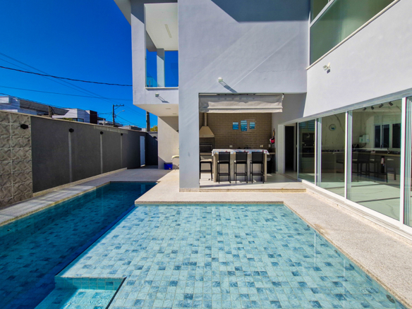 Casa à Venda no Condomínio Costa Nova Residence, em Massaguaçu com 4 suítes e 300m²