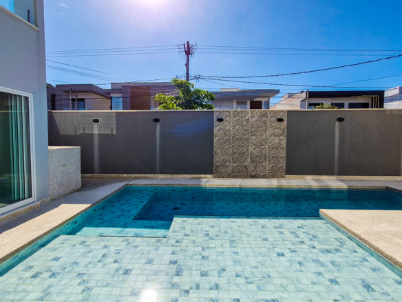 Casa à Venda no Condomínio Costa Nova Residence, em Massaguaçu com 4 suítes e 300m²