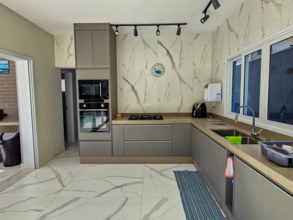 Casa à Venda no Condomínio Costa Nova Residence, em Massaguaçu com 4 suítes e 300m²