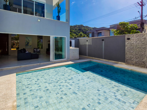 Casa à Venda no Condomínio Costa Nova Residence, em Massaguaçu com 4 suítes e 300m²