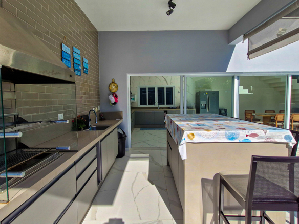 Casa à Venda no Condomínio Costa Nova Residence, em Massaguaçu com 4 suítes e 300m²