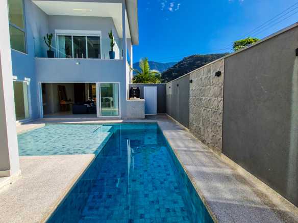Casa à Venda no Condomínio Costa Nova Residence, em Massaguaçu com 4 suítes e 300m²