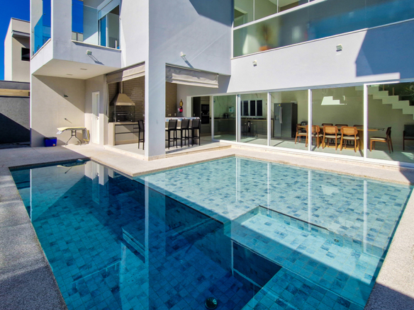 Casa à Venda no Condomínio Costa Nova Residence, em Massaguaçu com 4 suítes e 300m²