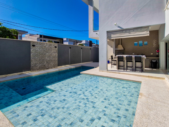 Casa à Venda no Condomínio Costa Nova Residence, em Massaguaçu com 4 suítes e 300m²