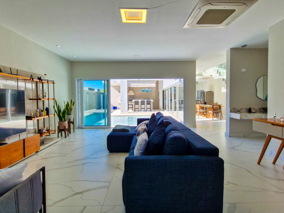 Casa à Venda no Condomínio Costa Nova Residence, em Massaguaçu com 4 suítes e 300m²