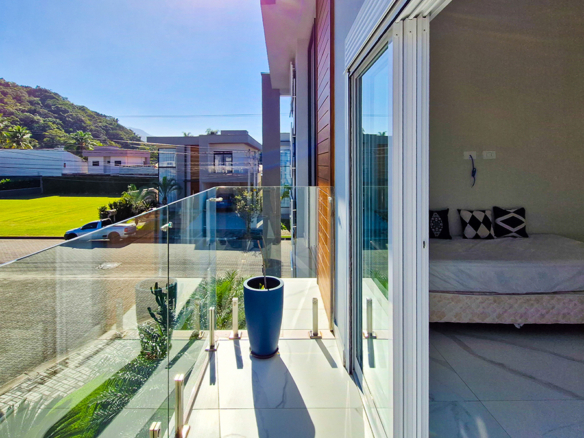 Casa à Venda no Condomínio Costa Nova Residence, em Massaguaçu com 4 suítes e 300m²