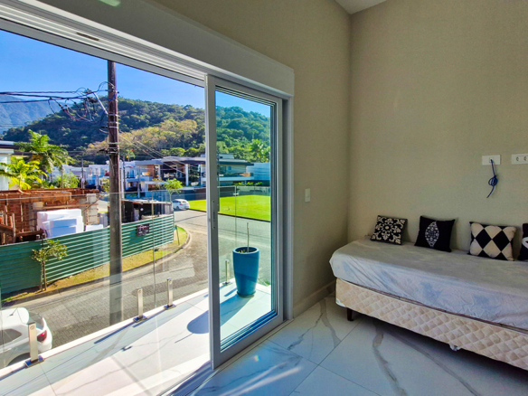 Casa à Venda no Condomínio Costa Nova Residence, em Massaguaçu com 4 suítes e 300m²