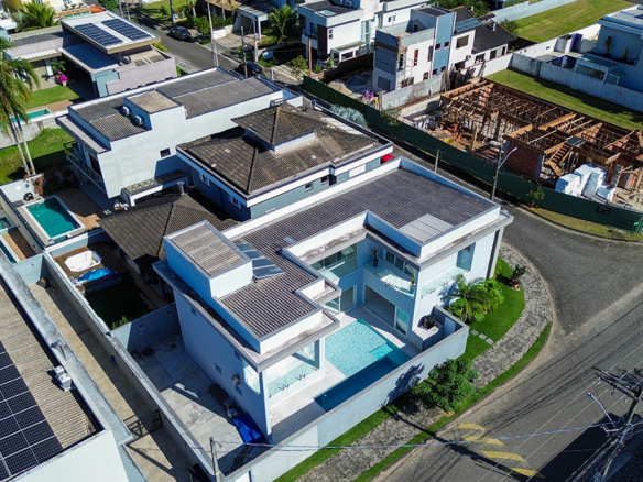 Casa à Venda no Condomínio Costa Nova Residence, em Massaguaçu com 4 suítes e 300m²