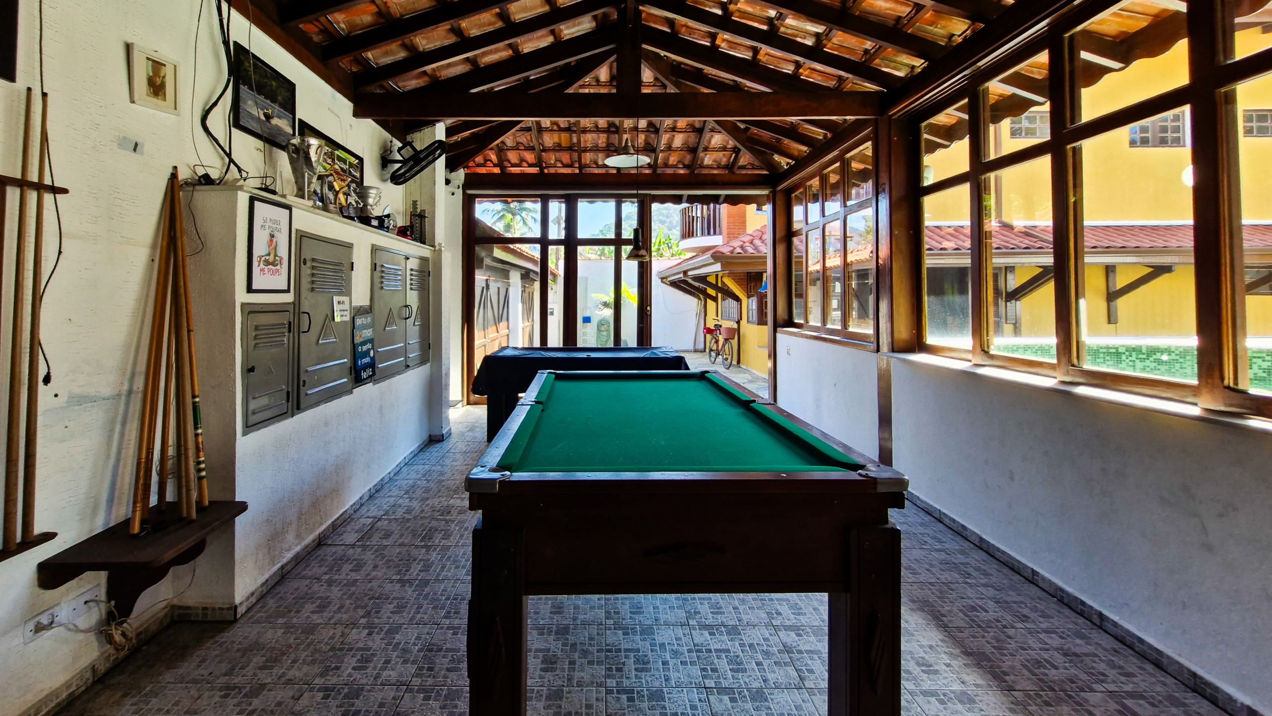 Casa a venda com 8 quartos | 415m² | Praia da Enseada