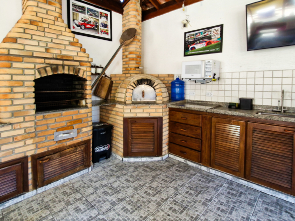Casa a venda com 8 quartos | 415m² | Praia da Enseada