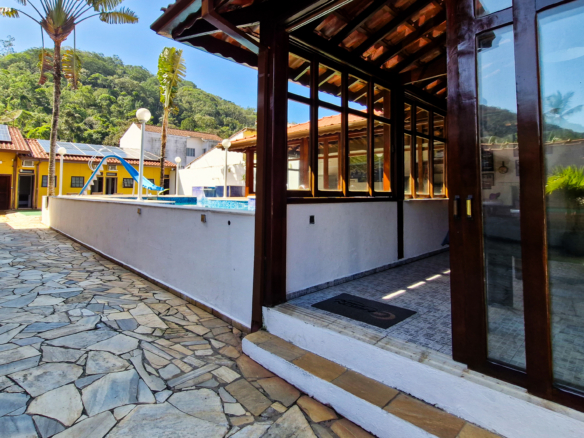 Casa a venda com 8 quartos | 415m² | Praia da Enseada
