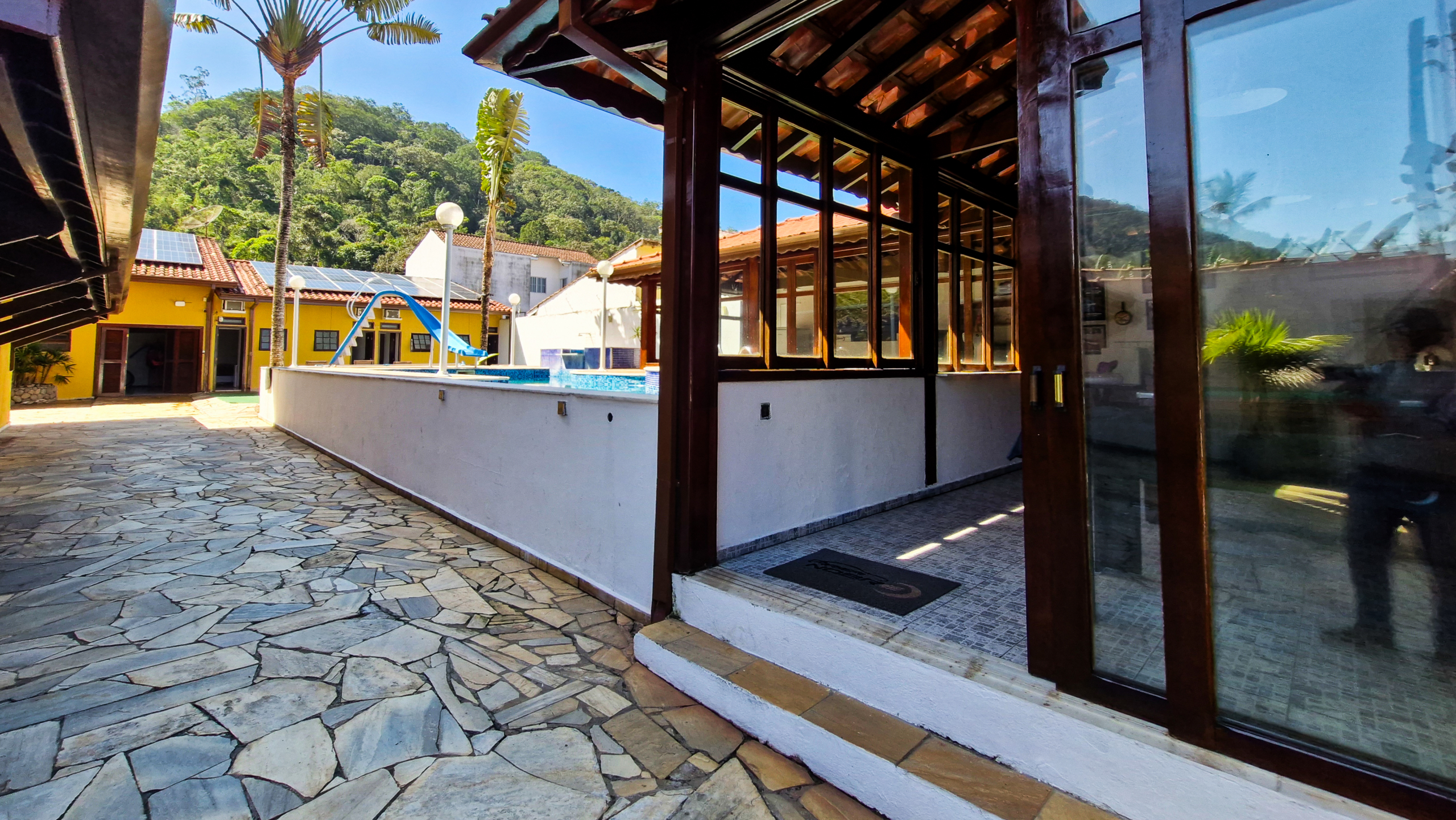 Casa a venda com 8 quartos | 415m² | Praia da Enseada