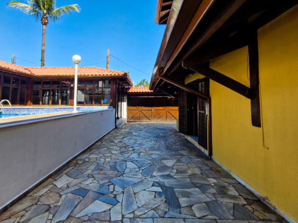Casa a venda com 8 quartos | 415m² | Praia da Enseada