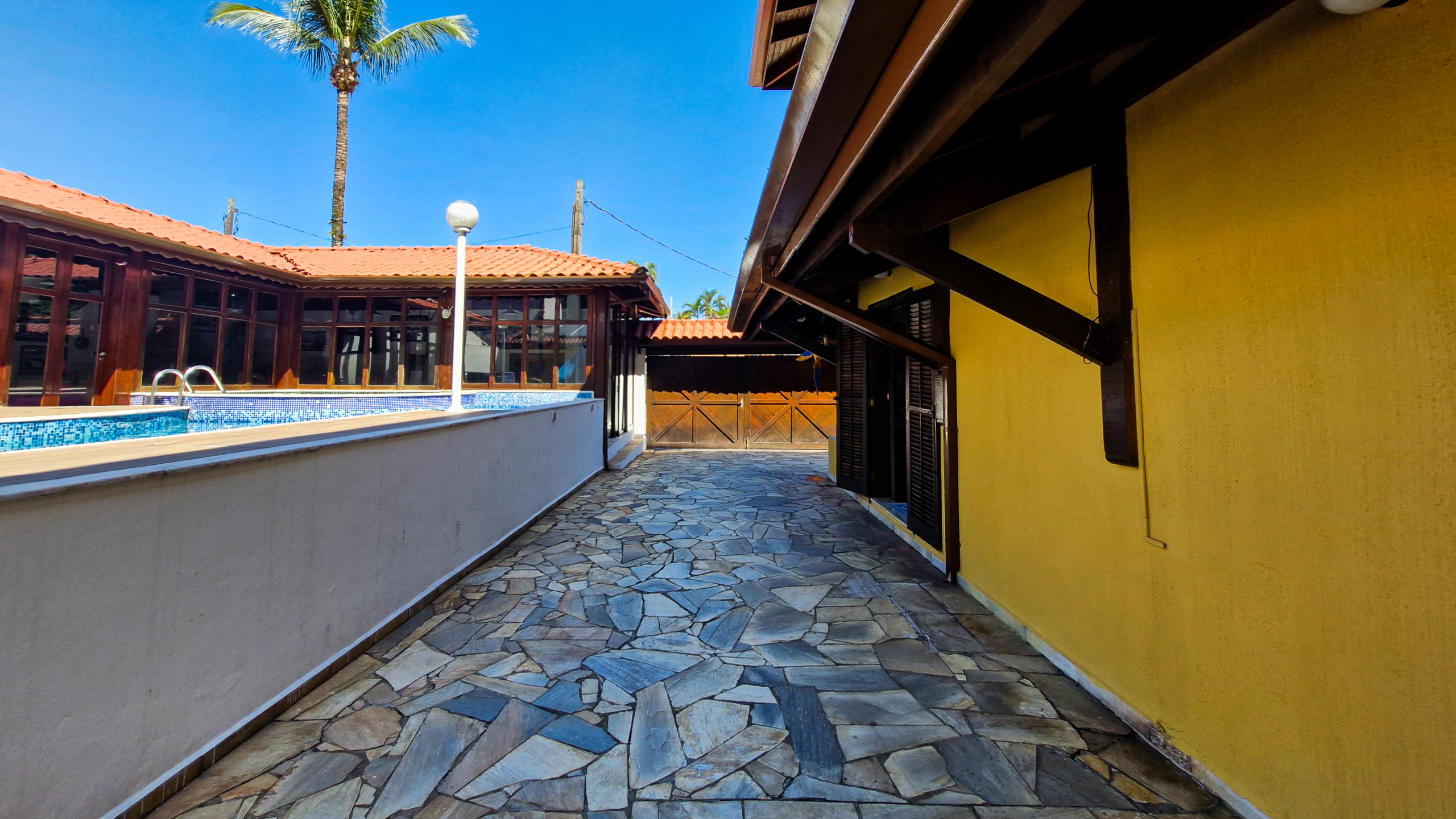 Casa a venda com 8 quartos | 415m² | Praia da Enseada