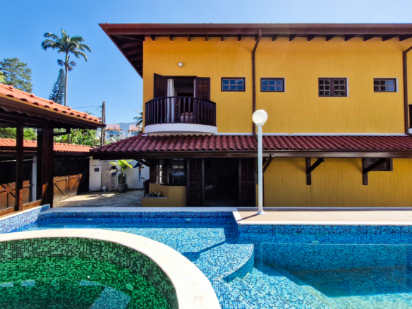 Casa a venda com 8 quartos | 415m² | Praia da Enseada