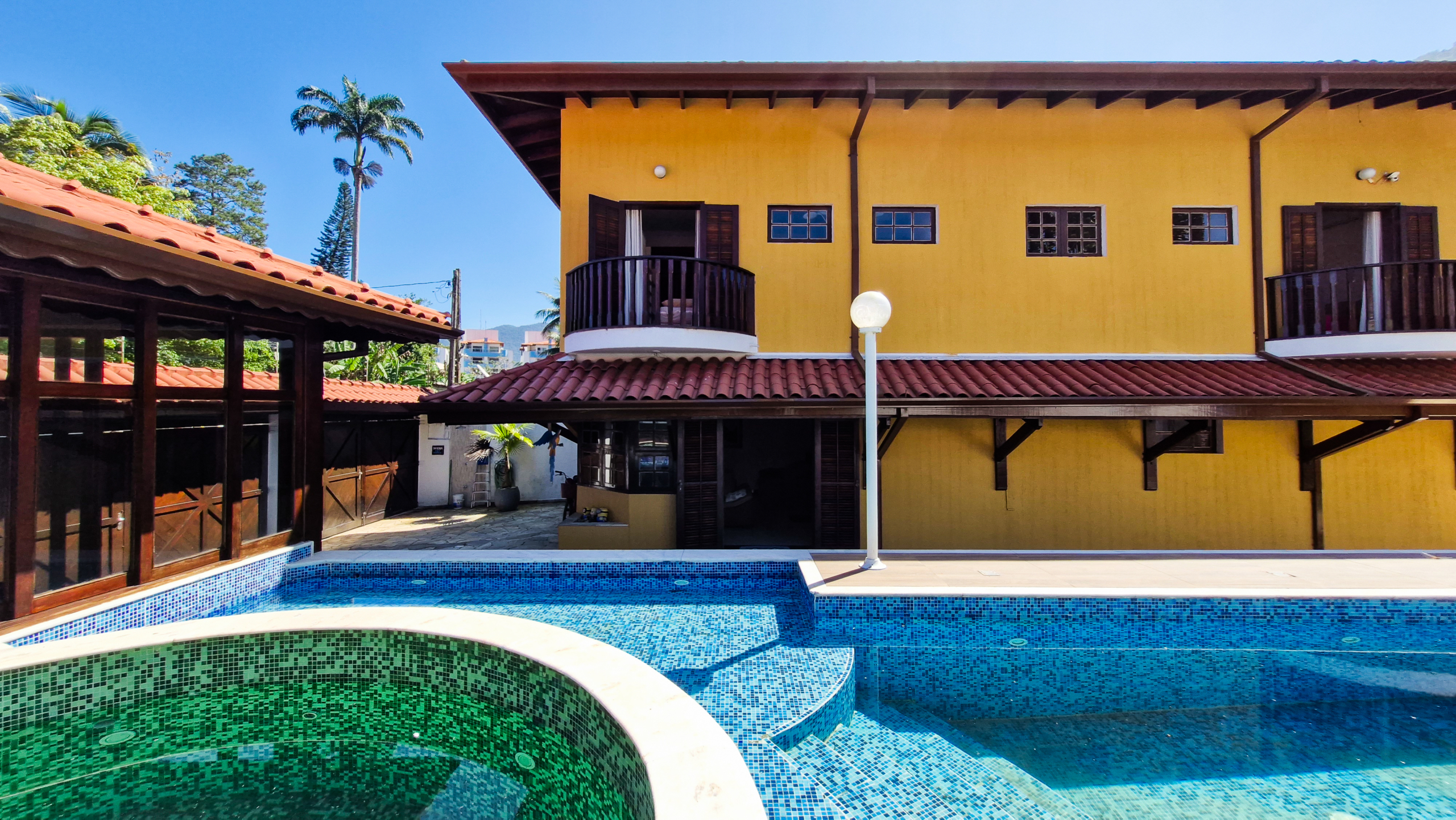 Casa a venda com 8 quartos | 415m² | Praia da Enseada