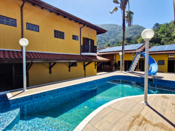 Casa a venda com 8 quartos | 415m² | Praia da Enseada