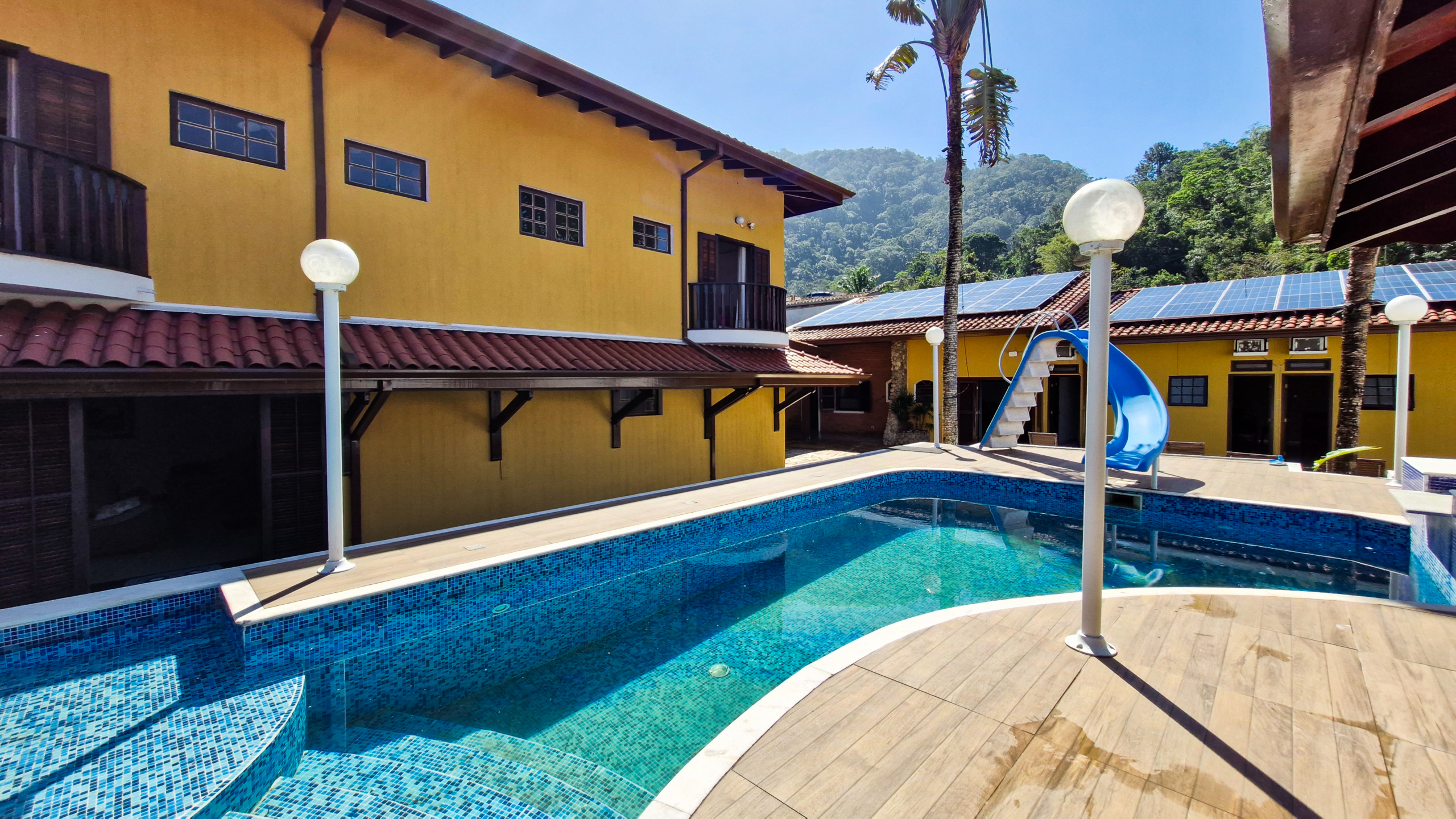 Casa a venda com 8 quartos | 415m² | Praia da Enseada