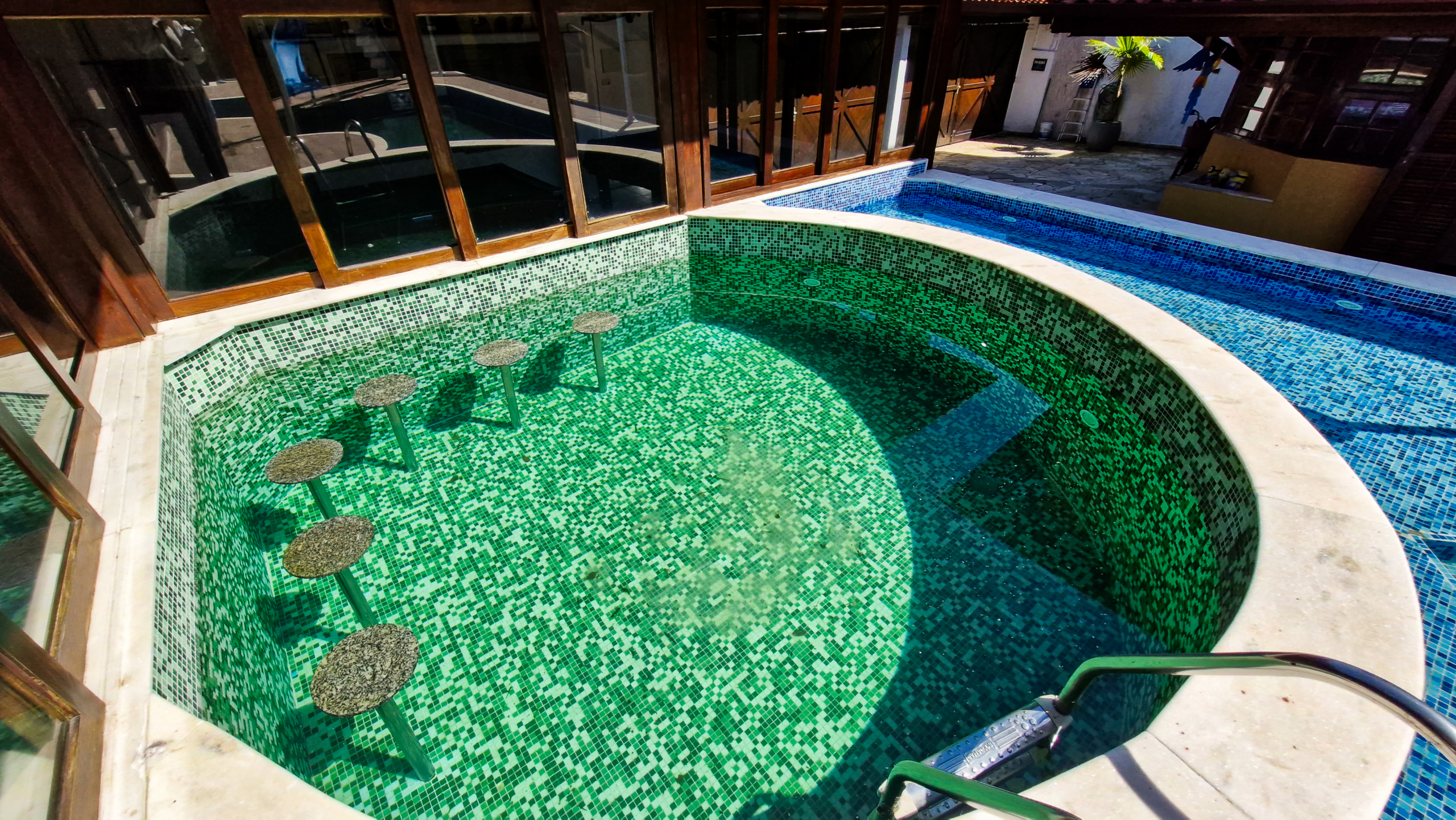 Casa a venda com 8 quartos | 415m² | Praia da Enseada
