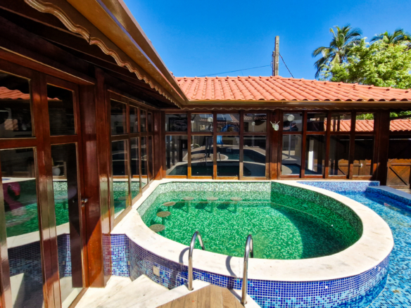 Casa a venda com 8 quartos | 415m² | Praia da Enseada