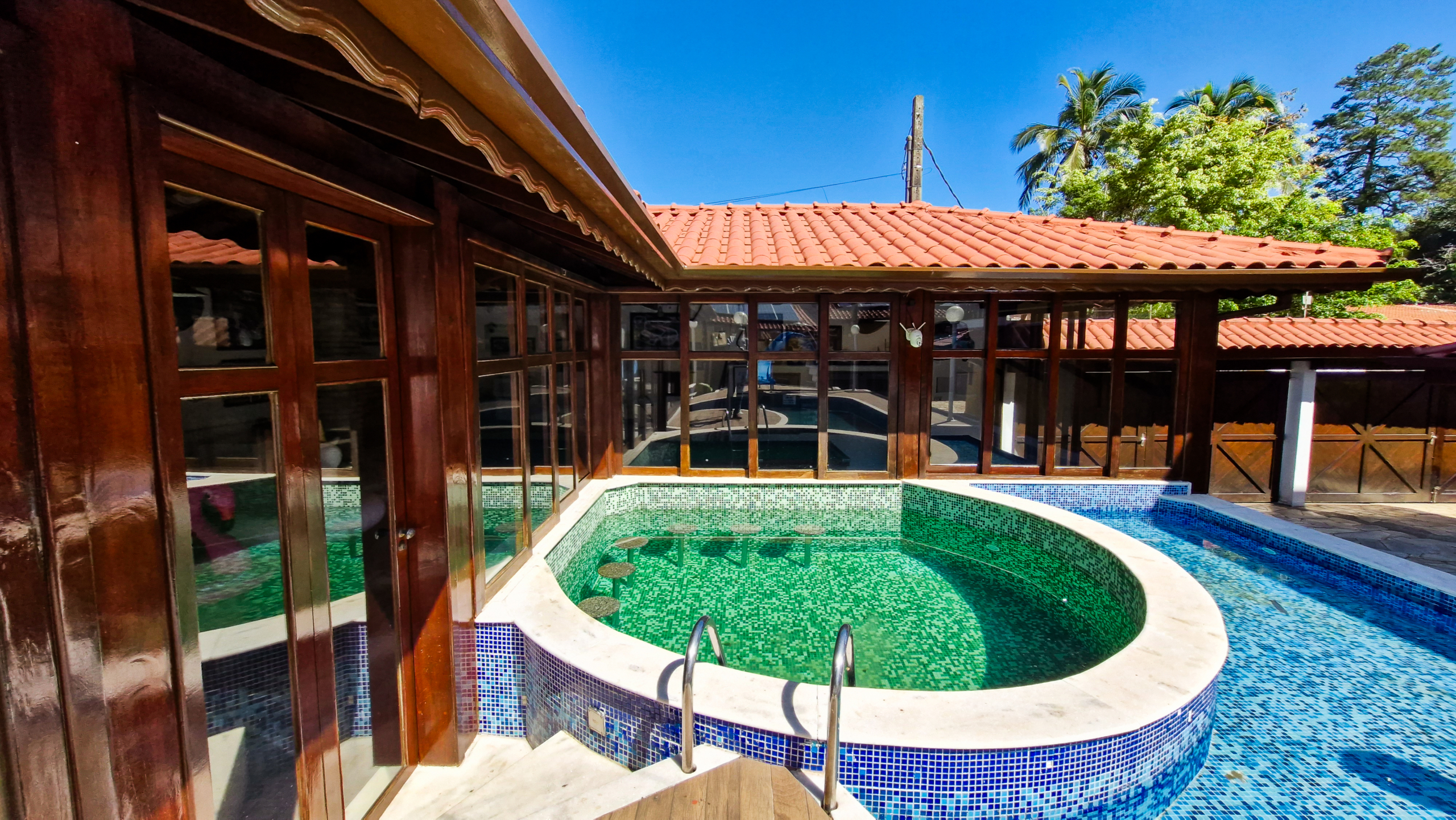 Casa a venda com 8 quartos | 415m² | Praia da Enseada