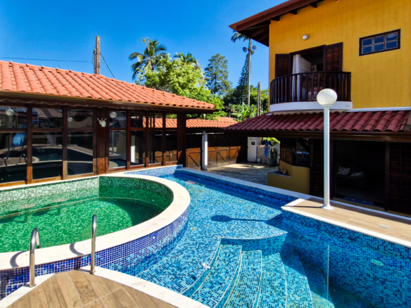 Casa a venda com 8 quartos | 415m² | Praia da Enseada