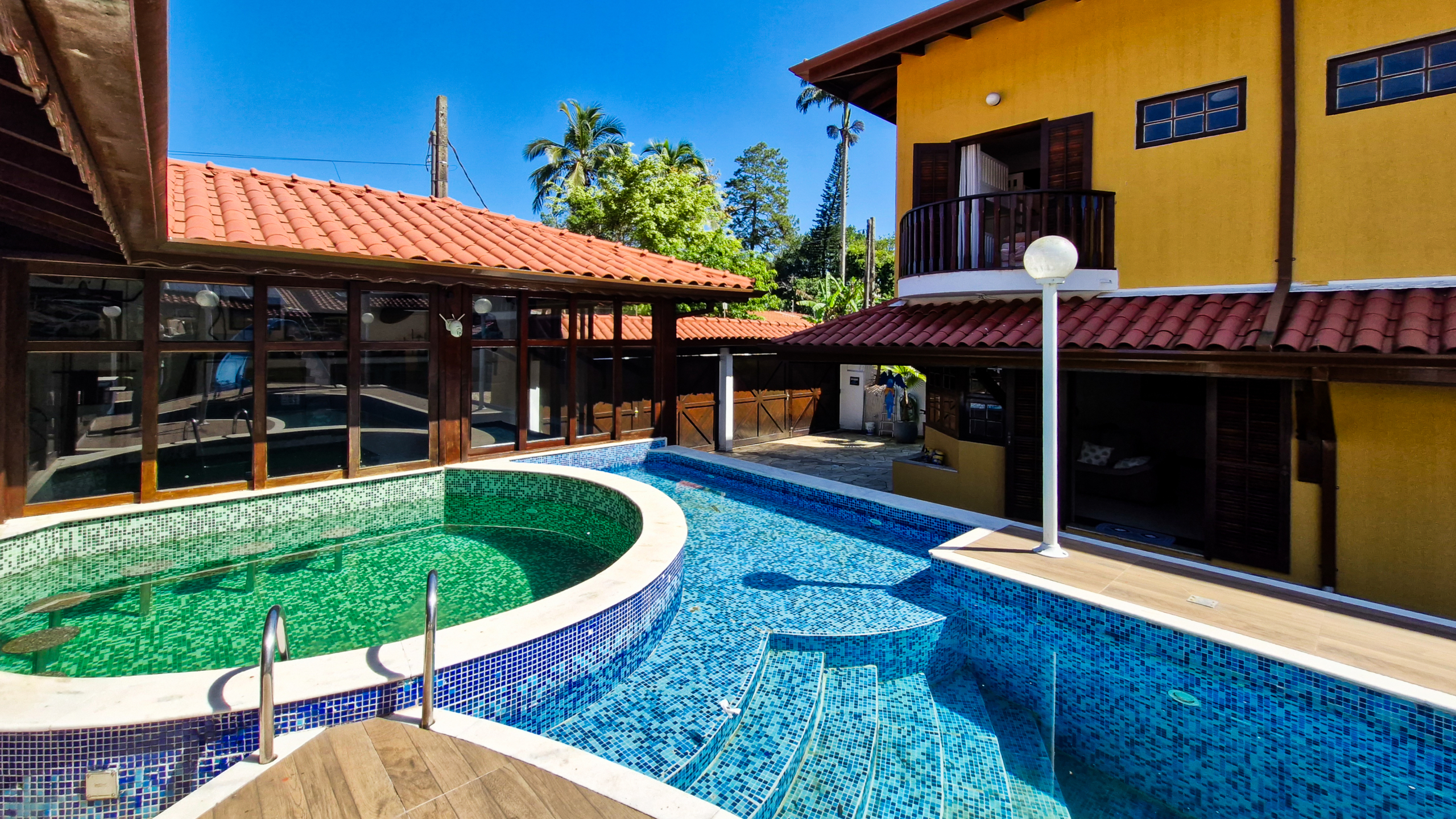 Casa a venda com 8 quartos | 415m² | Praia da Enseada