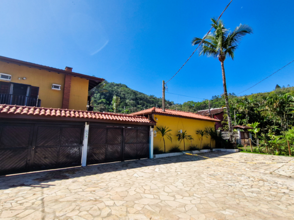 Casa a venda com 8 quartos | 415m² | Praia da Enseada