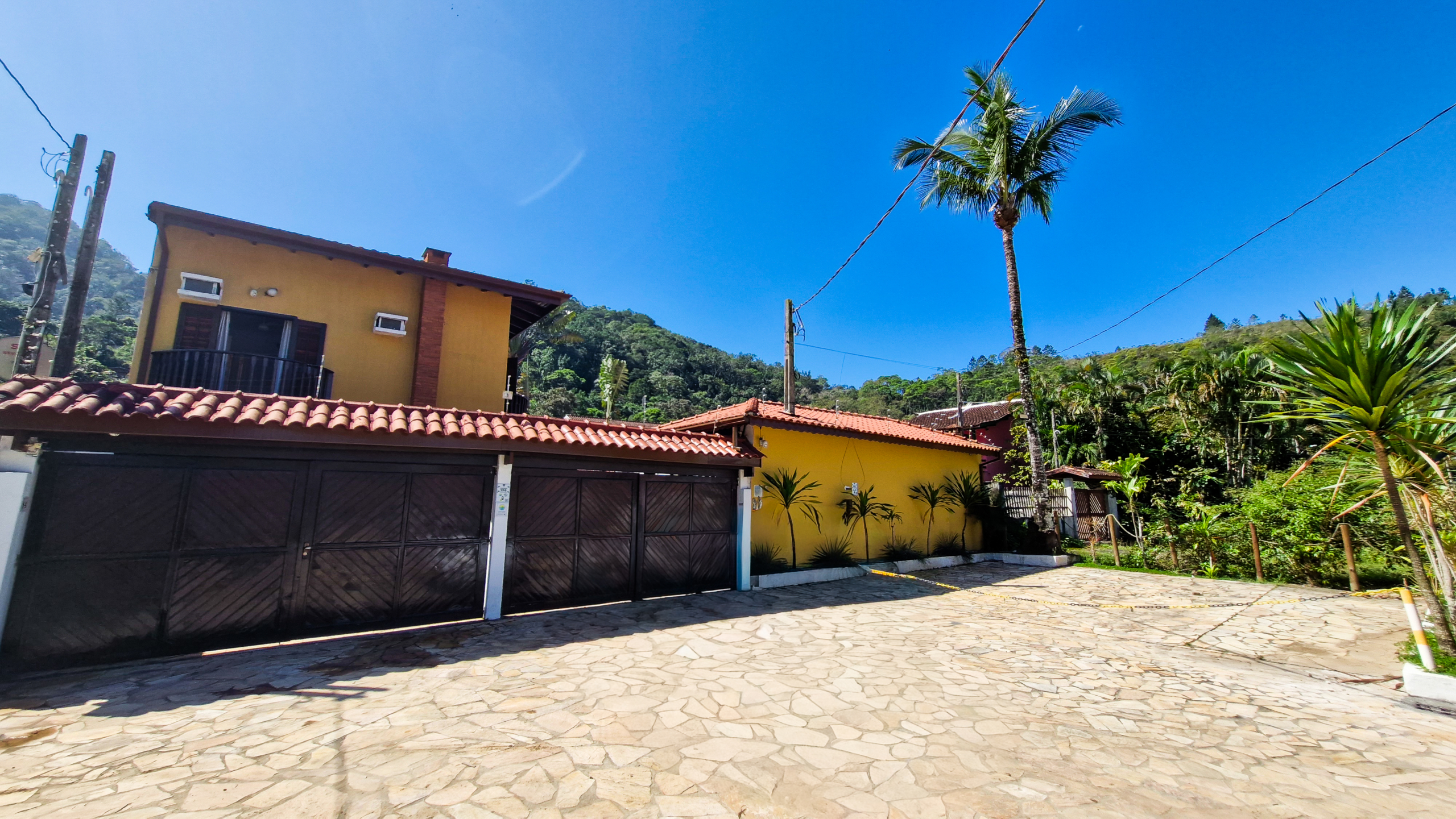 Casa a venda com 8 quartos | 415m² | Praia da Enseada