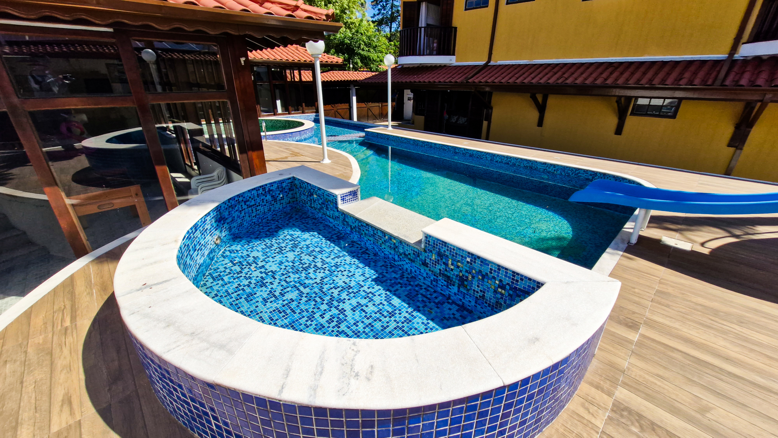 Casa a venda com 8 quartos | 415m² | Praia da Enseada