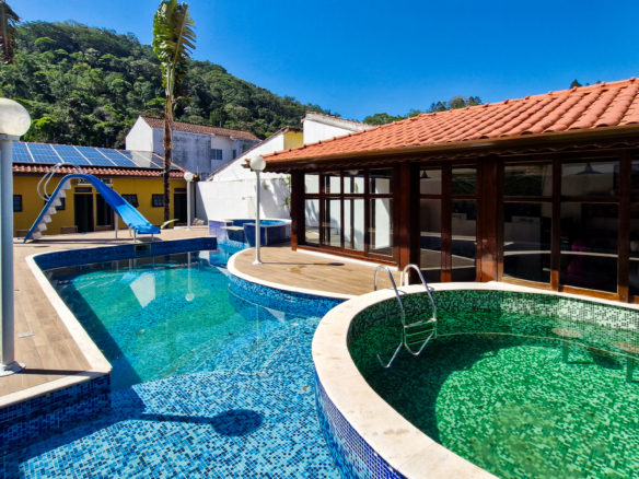 Casa a venda com 8 quartos | 415m² | Praia da Enseada