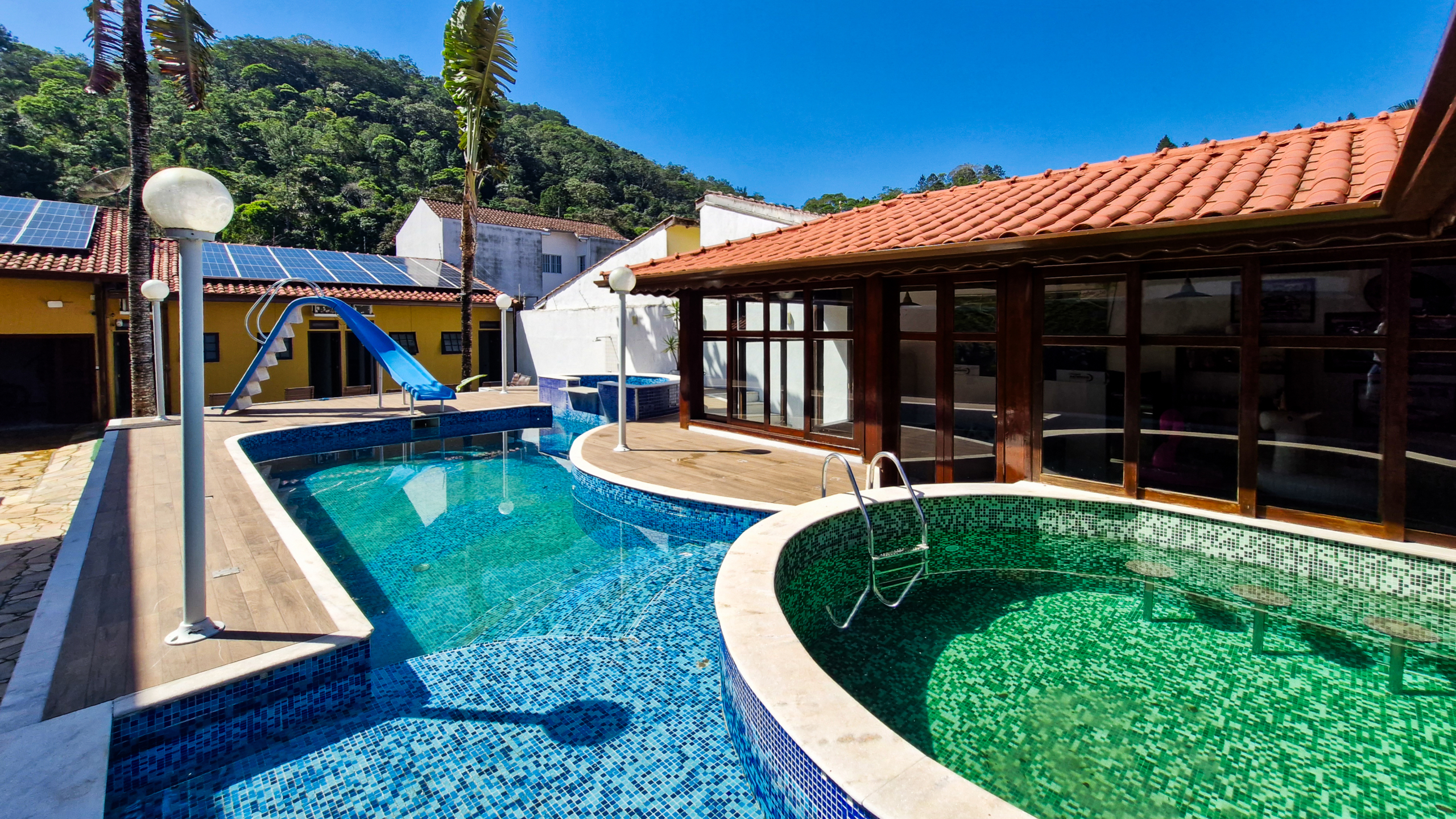 Casa a venda com 8 quartos | 415m² | Praia da Enseada