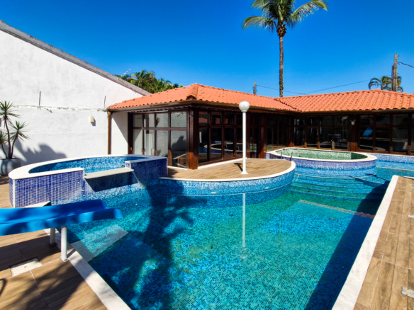 Casa a venda com 8 quartos | 415m² | Praia da Enseada