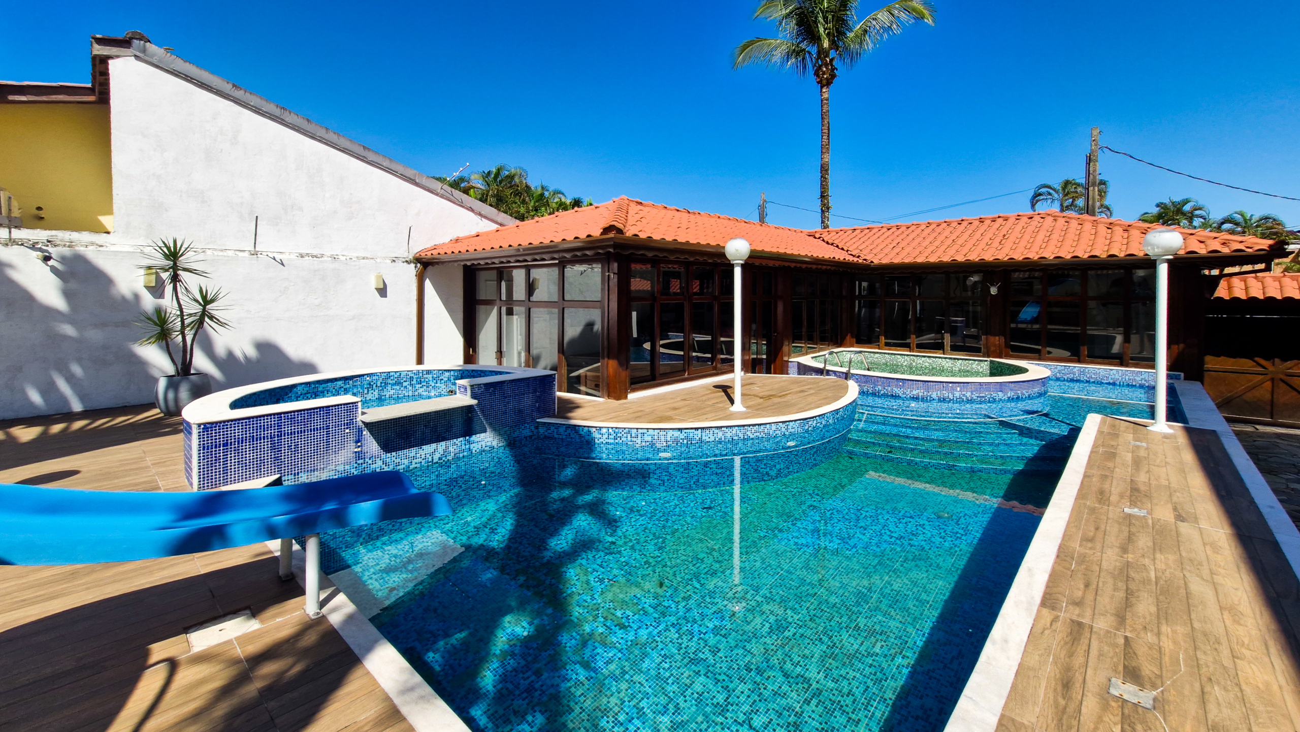 Casa a venda com 8 quartos | 415m² | Praia da Enseada