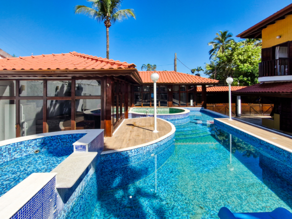 Casa a venda com 8 quartos | 415m² | Praia da Enseada