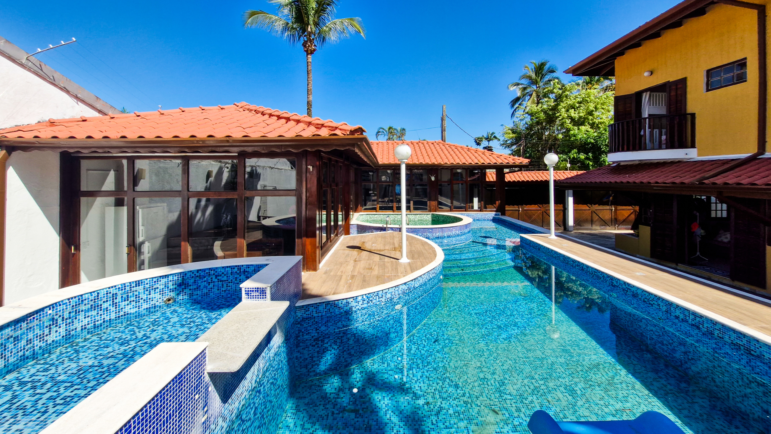 Casa a venda com 8 quartos | 415m² | Praia da Enseada