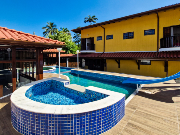 Casa a venda com 8 quartos | 415m² | Praia da Enseada