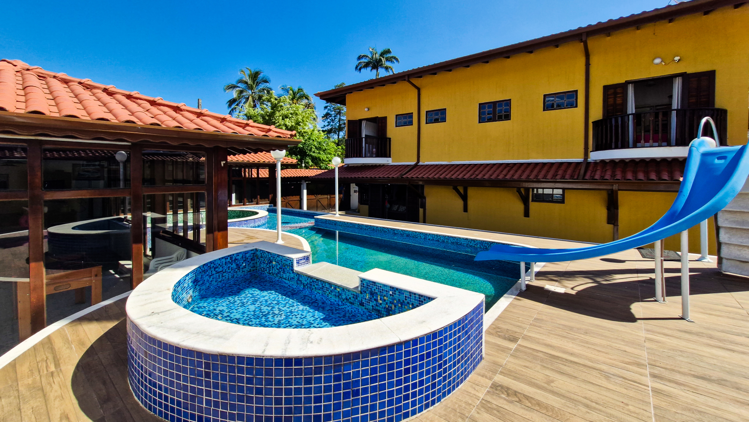 Casa a venda com 8 quartos | 415m² | Praia da Enseada