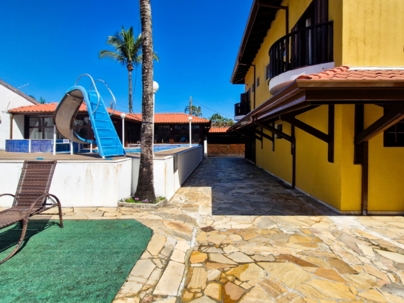 Casa a venda com 8 quartos | 415m² | Praia da Enseada