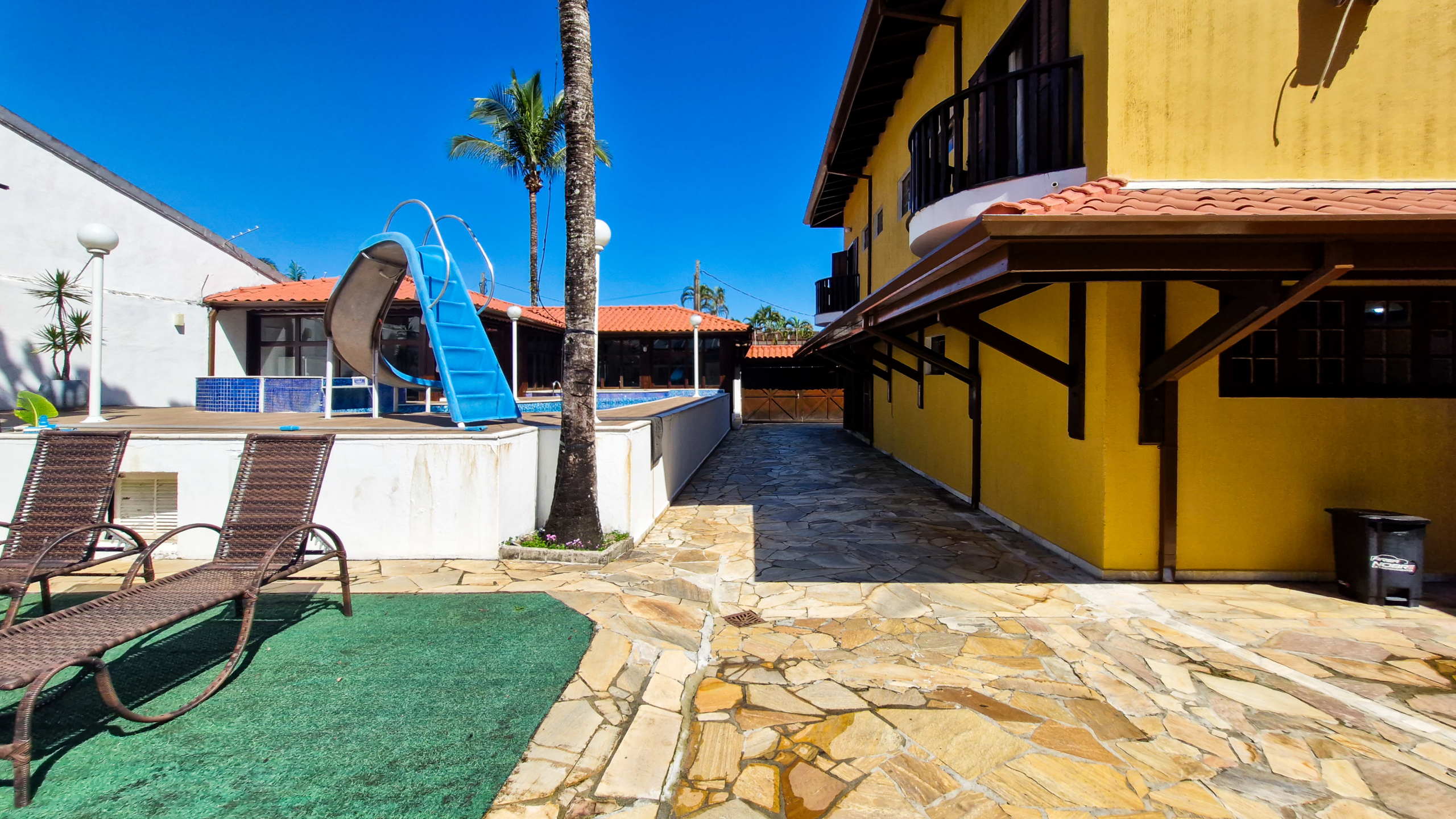Casa a venda com 8 quartos | 415m² | Praia da Enseada