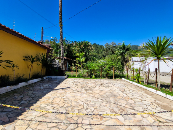Casa a venda com 8 quartos | 415m² | Praia da Enseada