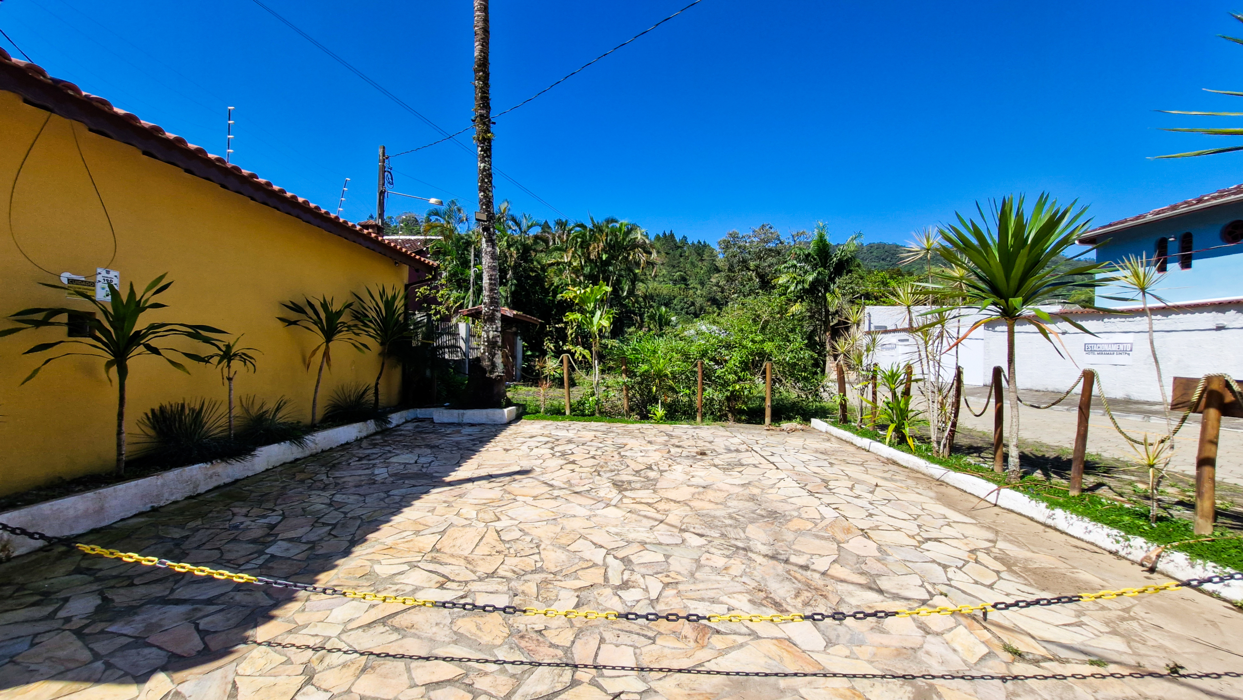 Casa a venda com 8 quartos | 415m² | Praia da Enseada
