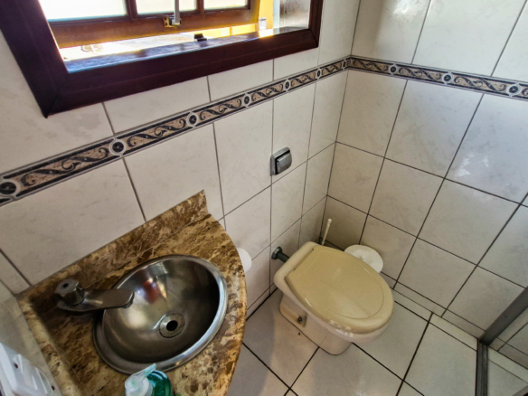 Casa a venda com 8 quartos | 415m² | Praia da Enseada