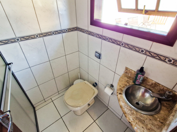Casa a venda com 8 quartos | 415m² | Praia da Enseada