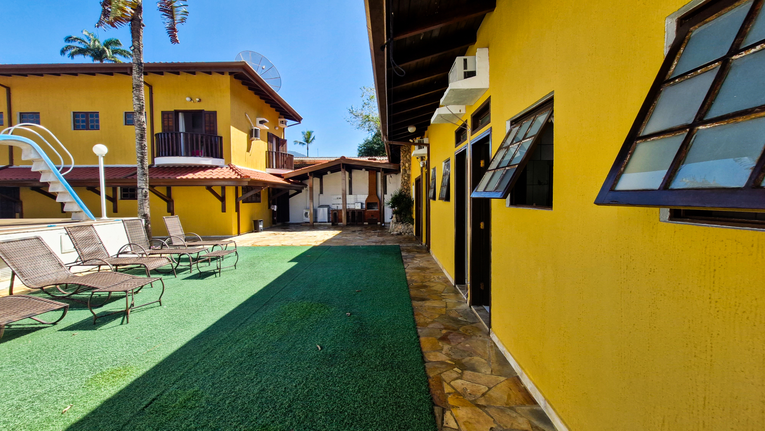 Casa a venda com 8 quartos | 415m² | Praia da Enseada