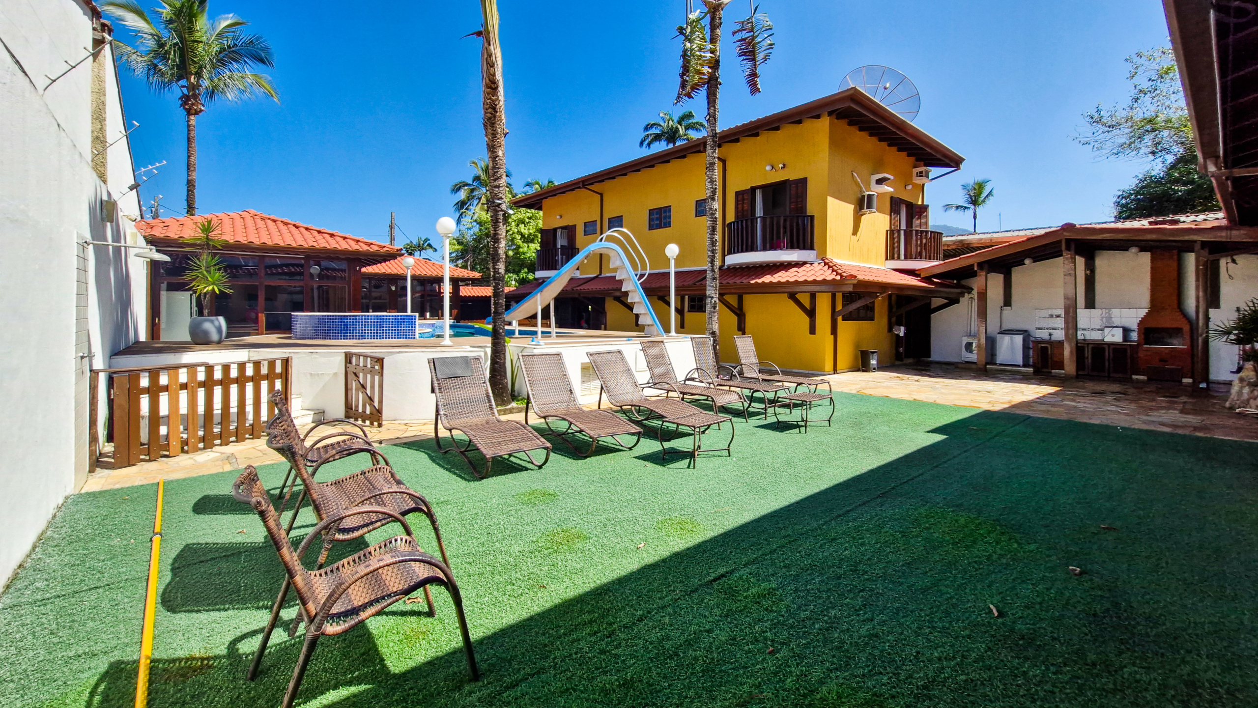 Casa a venda com 8 quartos | 415m² | Praia da Enseada