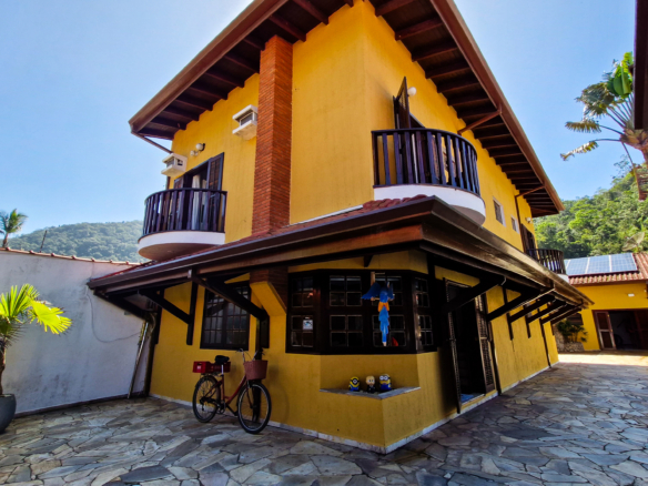 Casa a venda com 8 quartos | 415m² | Praia da Enseada